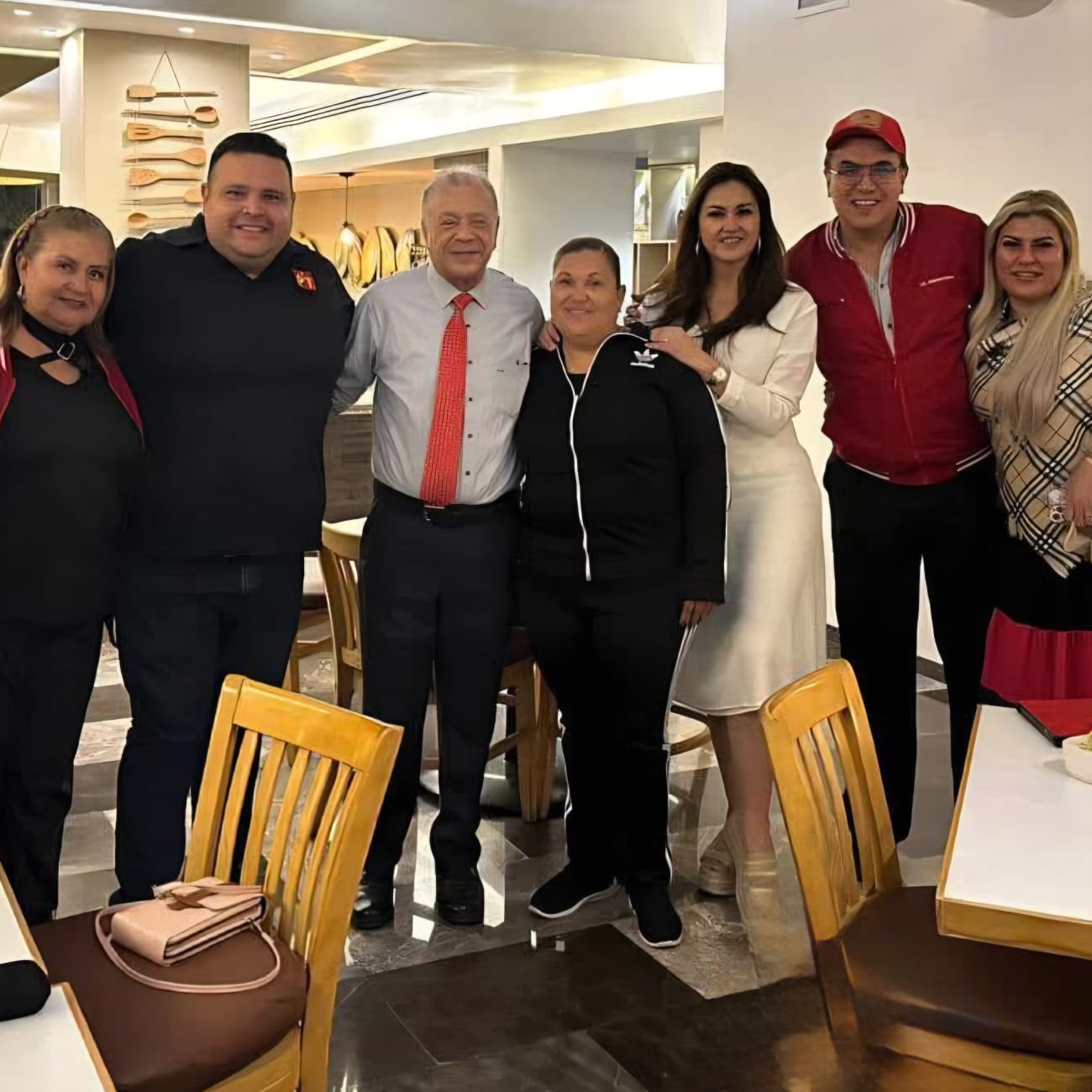 Jorge Iván ‘Yuro’ Luna Sugich y asistentes posan durante un encuentro político en Hermosillo